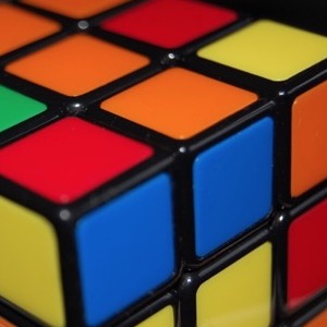 Le coeur du problème, sous tous les angles (source: https://pixabay.com/fr/photos/rubik-s-cube-color-couleur-carré-3038657/).