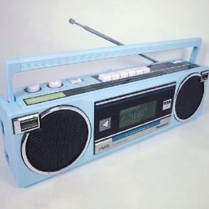 Mon premier lecteur radio-cassettes, verrouillé sur NRJ (source: https://i.pinimg.com/originals/f8/98/32/f8983222907a829c711e37bcfef9e625.jpg).