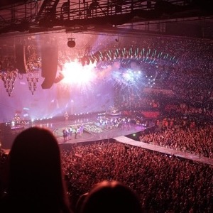 L’arène des fans (source: https://pixabay.com/fr/photos/concerts-public-spectateurs-1150042/).