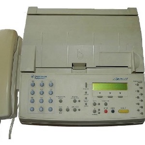 Le fax, ancêtre du courriel (source: https://commons.wikimedia.org/wiki/File:Fax-amarys.jpg?uselang=de).