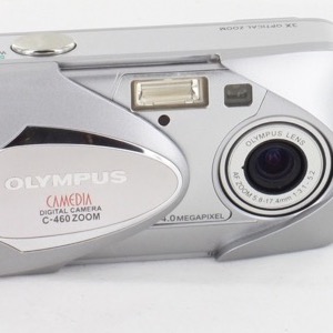 Restons compacts (source: https://camera-house.co.uk/product/olympus-camedia-c-460-digital-zoom-camera).